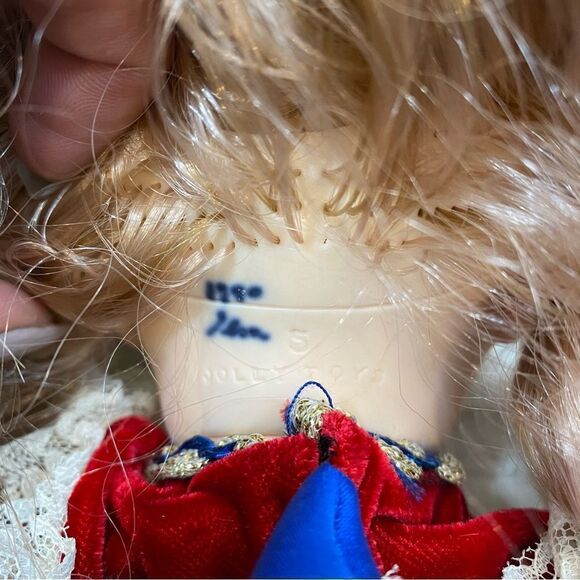 Vintage 1980 Miss Elsa of Royal A Royal‎ Doll Porcelain Doll Appr 17.5” High - Picture 3 of 11